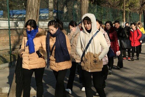 김정일 북한 국방위원장 사망 4주기인 2015년 12월 17일 베이징 도심에 위치한 주중 북한대사관 주변. 북한여성 수십 명이 오열을 맞춰 어딘가로 향해가고 있다.