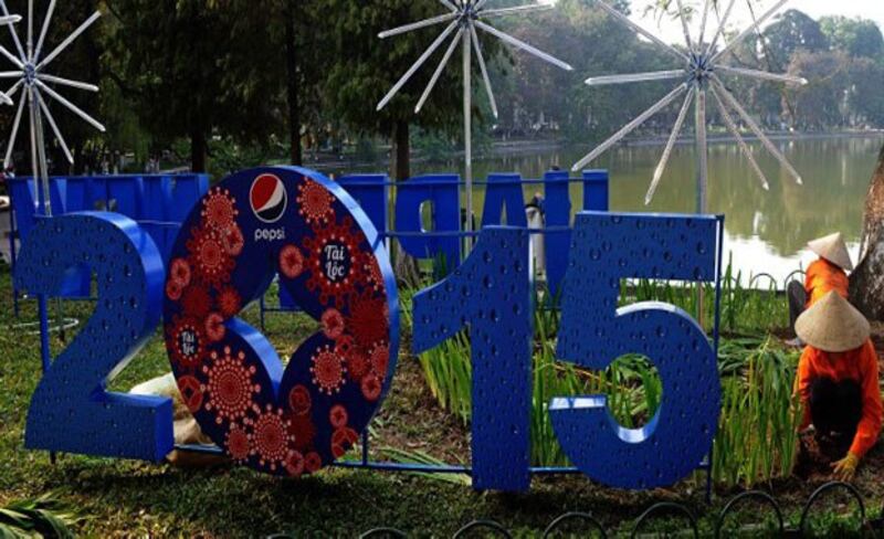 Chuẩn bị đón năm mới 2015 tại Hà Nội hôm 31/12/2014.