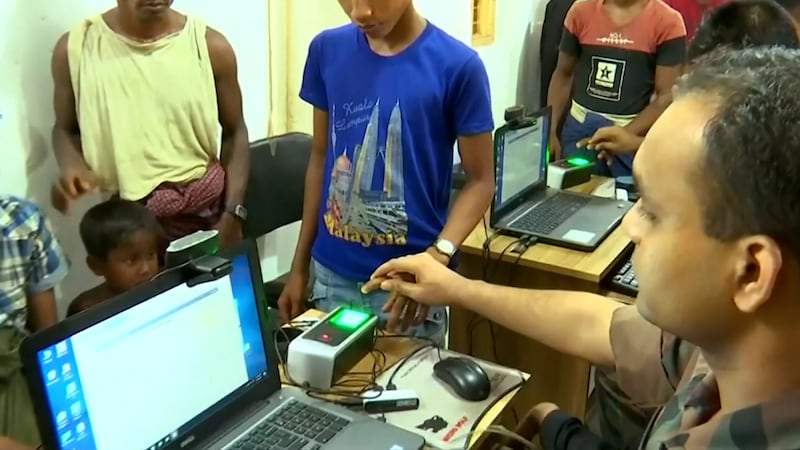 ၂ဝ၂၁ ခုနှစ်က ဘင်္ဂလားဒေ့ရှ်ဒုက္ခသည်စခန်းတစ်ခုတွင် ရိုဟင်ဂျာများ၏ အချက်အလက်များအား ကုလသမဂ္ဂဒုက္ခသည်များဆိုင်ရာမဟာမင်းကြီးရုံး (UNHCR)ဝန်ထမ်းများမှ ကောက်ယူနေစဉ်။ (Photo: UNHCR)