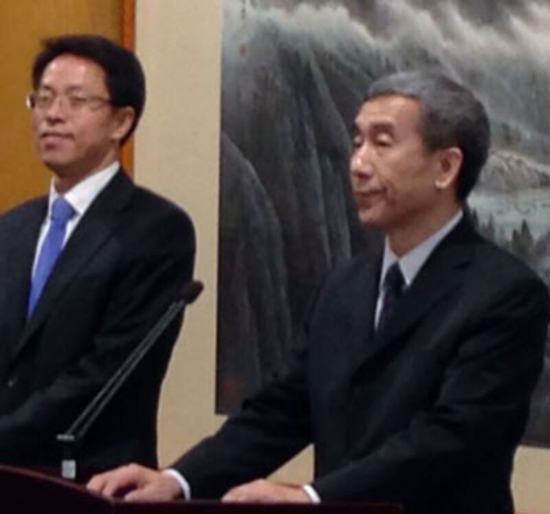 2014年8月21日，基本法委員會主任李飛（右）認為，不能按個人能否出閘劃線為特首入閘提名的國際標準。（在場人士提供）