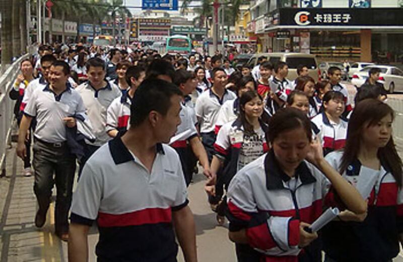 2013年4月1日,深圳台資聯能科技第二分廠數百員工遊行抗議。(罷工員工提供)