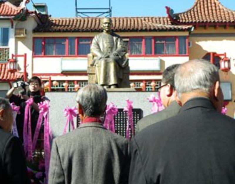 图片:洛杉矶华埠孙中山铜像建于1966年,已成传统老侨精神寄托。 (记者萧融拍摄)