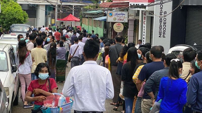 ရန်ကုန်မြို့ ရန်ကင်းမြို့နယ်က နိုင်ငံကူးလက်မှတ်ရုံးမှာ လာရောက်တန်းစီနေသူတွေကို ၂၀၂၁ စက်တင်ဘာ ၂၂ ရက်နေ့က တွေ့ရစဉ်။ (Photo: RFA)