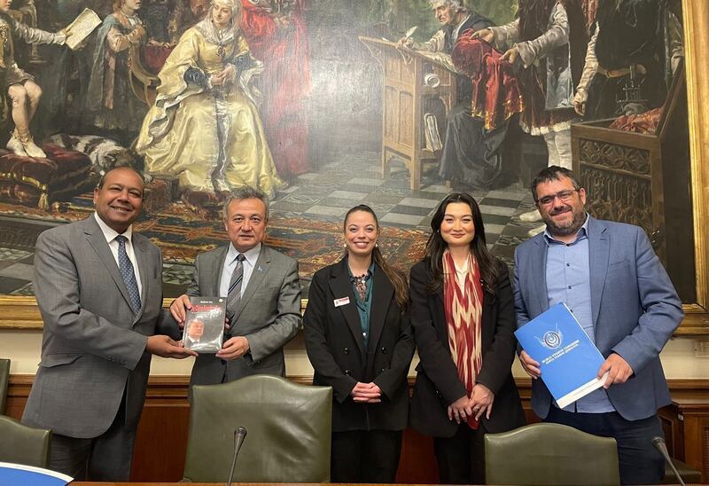 (سولدىن) ئىسپانىيە پارلامېنت ئەزاسى روبېرت ناھار(Robert Nahar)، دولقۇن ئەيسا، شىلا(Shila)، زۇمرەت´ئاي ئۇيغۇر، ئىسپانىيە پارلامېنت ئەزاسى ۋىسېنچ ماتاس (Wisench Matas). 2023-يىلى 18-ئاپرېل، ئىسپانىيە.