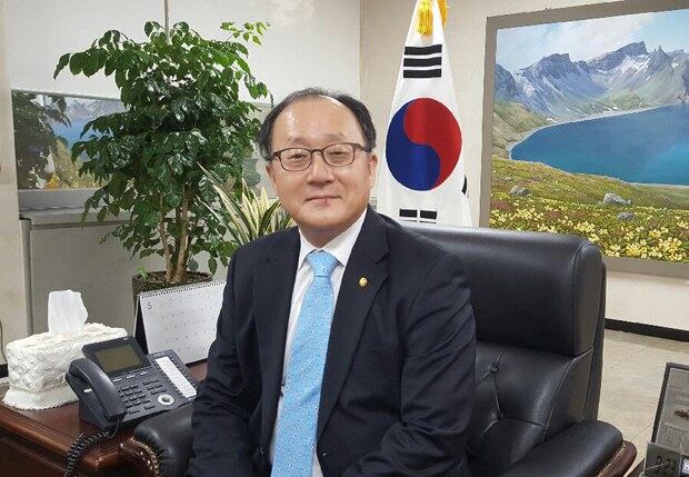 지난 9일 오후 서울 장충동 민주평통 사무처 집무실에서 만난 유호열 수석부의장.