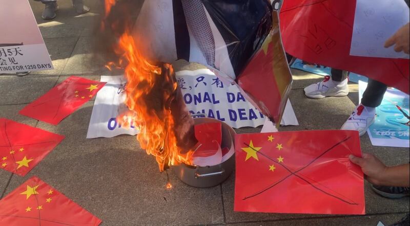 在旧金山的抗议活动现场,中国国旗和习近平画像被点燃。(孙诚拍摄,独家首发)