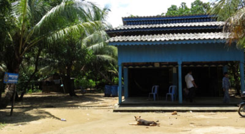 ផ្ទះ​អ្នក​លក់​កាហ្វេ នៅ​ចំណុច​ចង្រាំង មាន​ពាក់​ស្លាក​សញ្ញា​គណបក្ស​ប្រជាជន​នៅ​មុខ​ផ្ទះ។