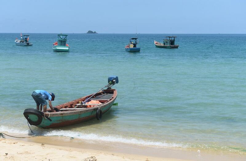 Hình minh hoạ. Hình chụp hôm 11/4/2017: một người đang chuẩn bị tàu cho khách du lịch ở đảo Phú Quốc
