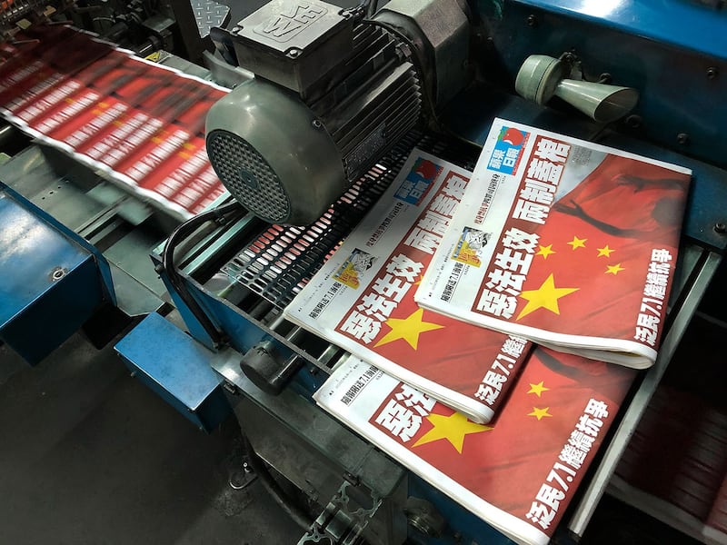 2020年7月1日，印刷厂印香港《苹果日报》，其头版标题为“恶法生效，两制盖棺”。（AP）