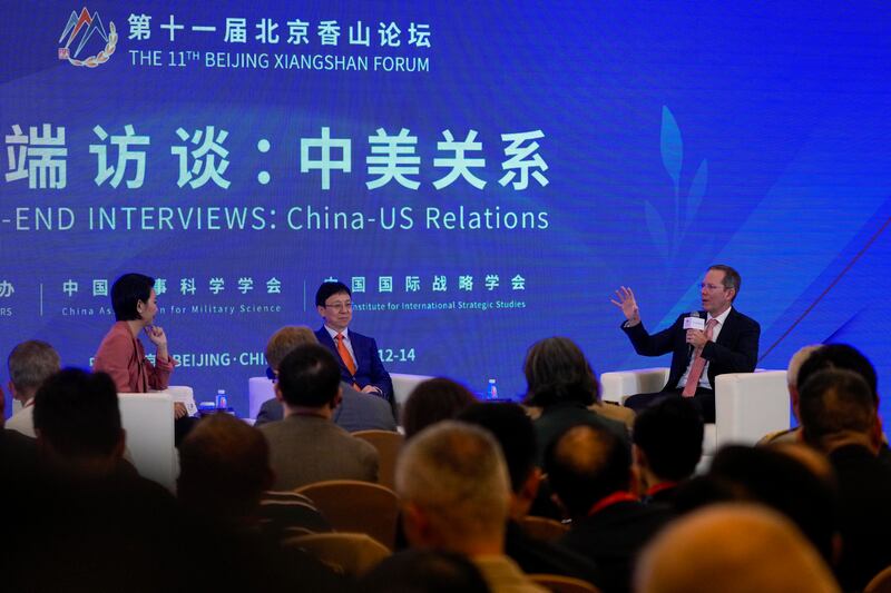 另一場講中美關係的「尖端對話」，主持人何欣（左一）與前美國前副助理國務卿華自強（Rick Waters, 右一）針鋒相對。（美聯社圖片）