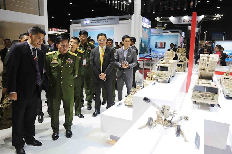 ၂ဝ၁၉ ခုနှစ်က ဘန်ကောက်တွင် ကျင်းပသည့် လက်နက်ပြပွဲတစ်ခုကို တက်ရောက်လာသော ဗိုလ်ချုပ်မှူးကြီး မင်းအောင်လှိုင်။ (Photo: Myanmar Military)