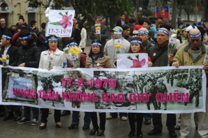 Người dân Hà Nội kỷ niệm 37 năm ngày Trung Quốc tấn công biên giới Vn, 17/2/2016. AFP photo