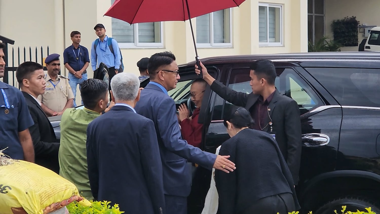 ༧གོང་ས་མཆོག་བཞུགས་སྒར་ནས་ལྡི་ལིར་ཆིབས་ཞལ་བསྒྱུར་གནང་པ་དང་ཞབས་པུས་འཕྲོད་བཞེས་གནང་རྒྱུ།