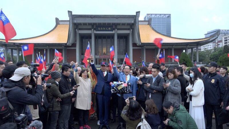 宋楚瑜、郭台铭联手参加元旦升旗典礼。(记者 陈明忠摄)