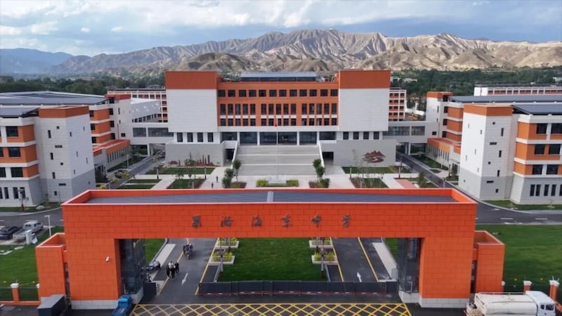 གངས་ལྗོངས་རྩྭ་ཐང་བུ་མོའི་སློབ་གྲྭ་འདི་བཞིན་ད་ལོ་སློབ་དུས་གསར་པ་འགོ་བཙུགས་པའི་སྐབས་དེར་རྒྱ་ནག་གཞུང་གིས་སྒོ་བརྒྱབ་ཡོད་འདུག