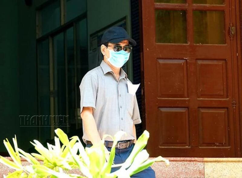 Hình ảnh được cho là của ông Nguyễn Hữu Linh đeo kính và khẩu trang đến toà vào sáng ngày 27/5/2019