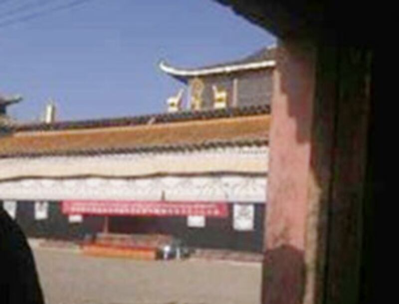 東吉寺近日展開為期一個月的“反自焚鬥爭教育”，寺院外掛有橫額。(照片由西藏人權民主促進中心提供)