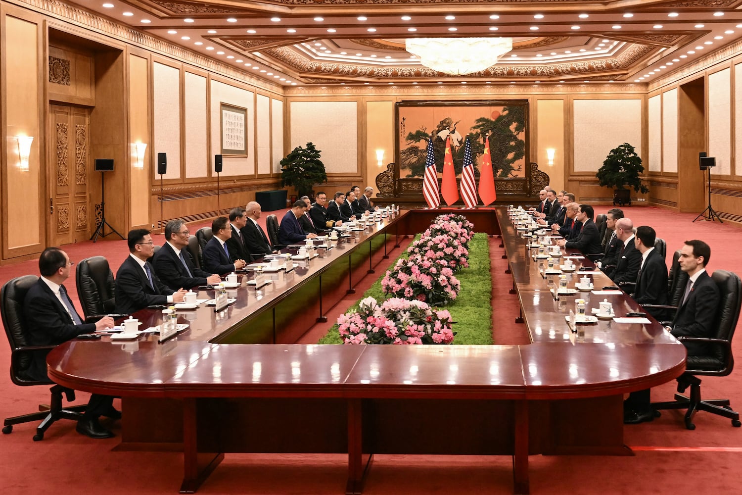 美中元首及相关人员进行双边会谈。