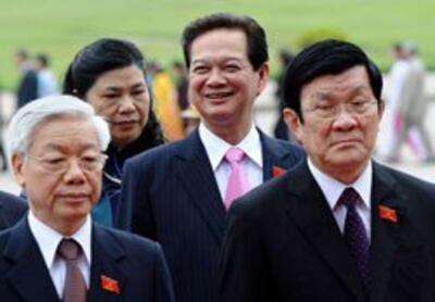 Thủ tướng Nguyễn Tấn Dũng cười tươi phía sau Tổng thư ký Tổng Nguyễn Phú Trọng và Chủ tịch nước Trương Tấn Sang hôm 22 tháng 10 năm 2012. AFP photo