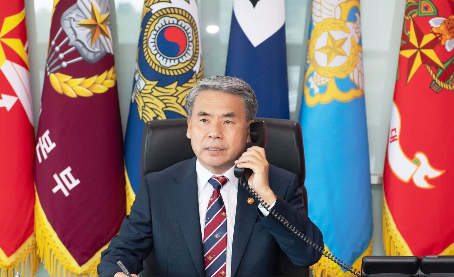 25일 국방부에 따르면 이종섭 국방부 장관과 로이드 오스틴 미국 국방부 장관이 이날 전화 통화를 하고 북한의 탄도미사일 발사와 관련한 양국 평가와 대응 방향을 논의했다. 사진은 미 국방부 장관과 통화하는 이종섭 국방부 장관.