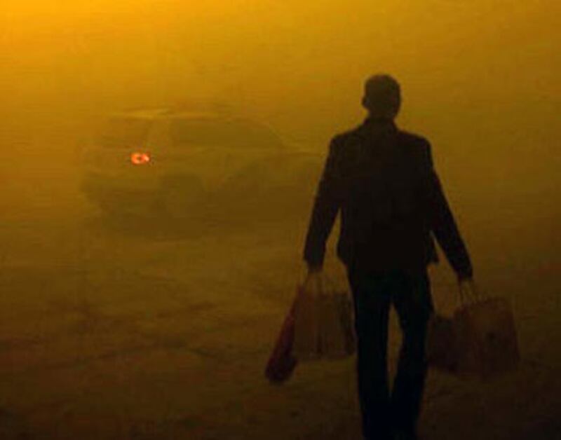 濟南市周三(1月16日)持續受霧霾天氣影響,區內能見度祇有幾十米,入夜後幾乎見不到行駛中的汽車。(相片由濟南市民孫先生提供)