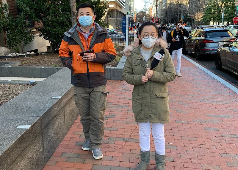 周二（8日），手持央視標識話筒和設備的記者現身喬治‧華盛頓大學校園，疑採訪「抵制北京冬奧海報事件」。（Athenai Institute 推特圖片）