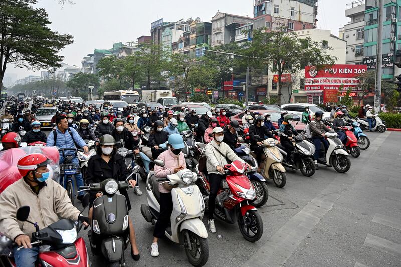 Xe cộ dừng chờ đèn đỏ tại một ngã tư ở Hà Nội. Ảnh chụp ngày 8/1/2025. Nguồn ảnh: Nhạc Nguyên/AFP
