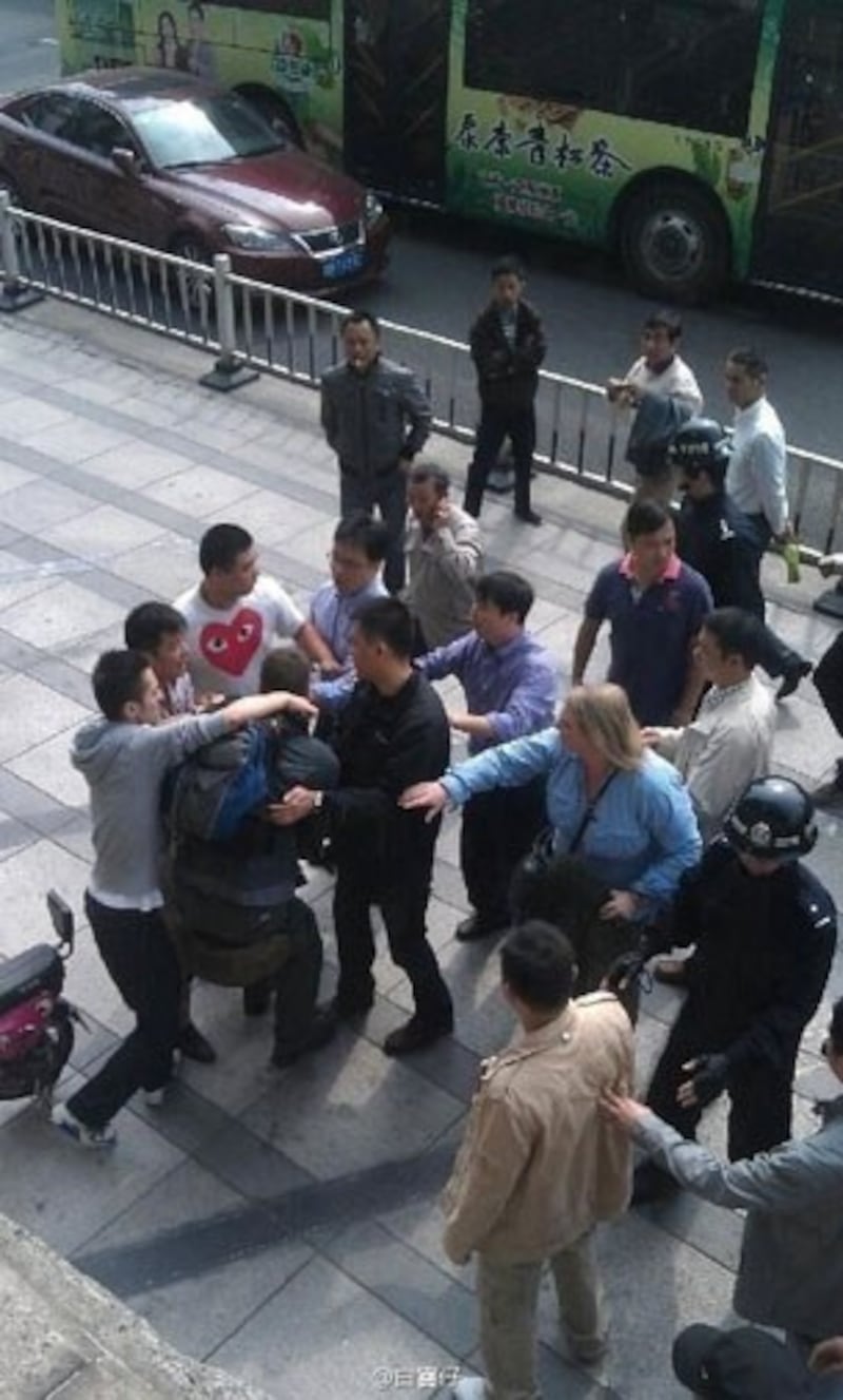 图片：境外媒体采访遭遇干扰。（中国茉莉花革命网）