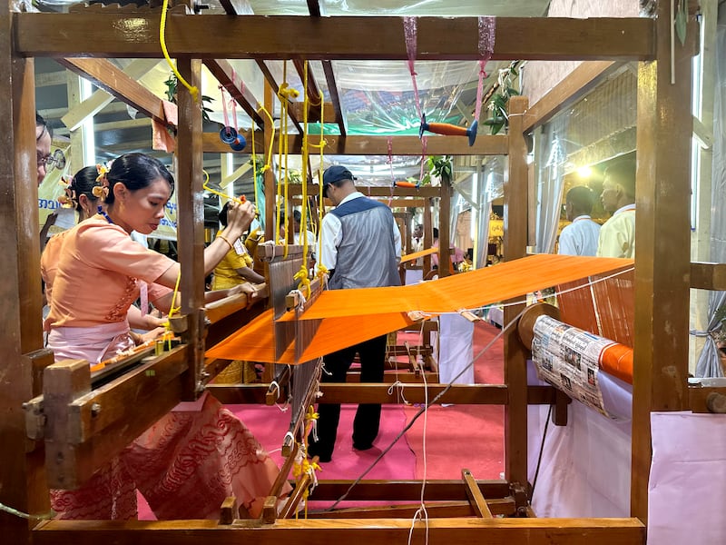 ရန်ကုန်မြို့ ရွှေတိဂုံစေတီတော်တွင် မသိုးသင်္ဃန်းရက်လုပ်ပူဇော်နေသည်ကို ၂၀၂၄ ခုနှစ် နိုဝင်ဘာလ ၁၄ ရက်နေ့က တွေ့ရစဉ်။ (Photo: RFA)