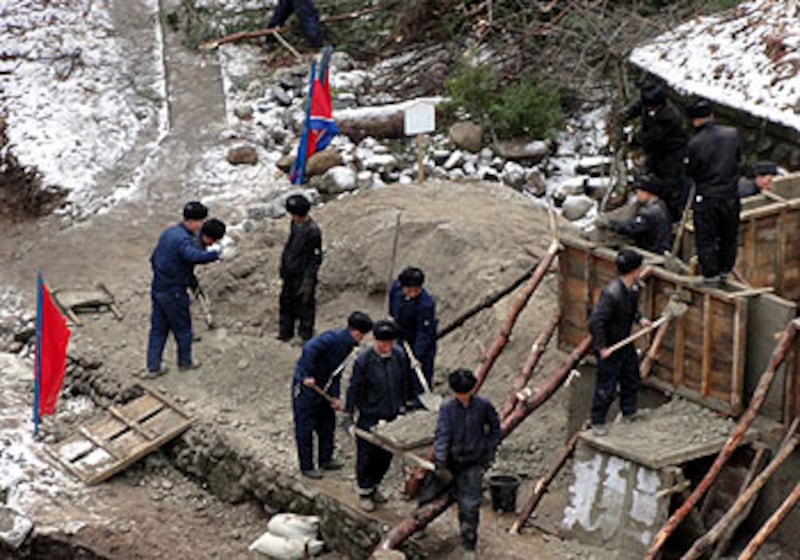 圖片3、6、9:記者繼續往南進發。朝鮮的開城特區,市區離南韓只有5公里,當地街頭氣氛表面大致平靜,實際上是外馳內張。在往南再過兩公里就是南韓的三八線緩衝區入口處,表面看不到任何軍事調動跡象,不過記者就在市區內,看見有工程隊正在攝氏零下12度的寒風中以原始的方式加固軍事設施,周圍有軍隊對他們進行監視。