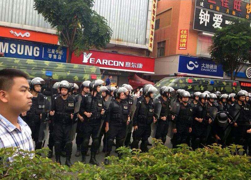 རྒྱ་ནག་ཀོང་ཏུང་ཞིང་ཆེན་ཏོན་ཀོན་གྲོང་ཁྱེར་ནང་ལྷམ་བཟོ་བ་སྟོང་ཕྲག་མང་པོས་ཐོབ་ཐང་ཆེད་མུ་མཐུད་ངོ་རྒོལ་བྱེད་བཞིན་པ