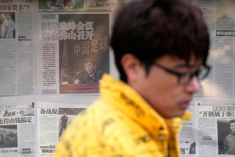 图为，北京的报亭，张贴报纸中国协会原主席陈戌源的照片。（美联社）