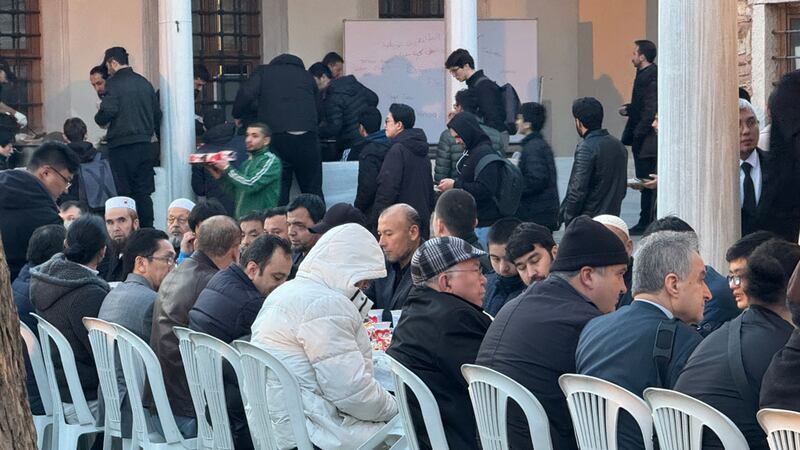 ئىستانبۇلدىكى شەرقىي تۈركىستان ۋەخپىسىنىڭ مەركىزىدە ئۆتكۈزۈلگەن ئىپتارلىشىش پائالىيىتى كۆرۈنۈشى. 2024-يىلى 16-مارت، ئىستانبۇل