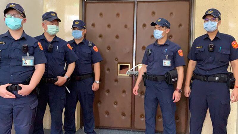 议场门口遭国民党立委铁链捆绑，将警察阻隔在外，警察在场戒护但始终未进入议场，立法院长未动用警察权。（记者夏小华摄）