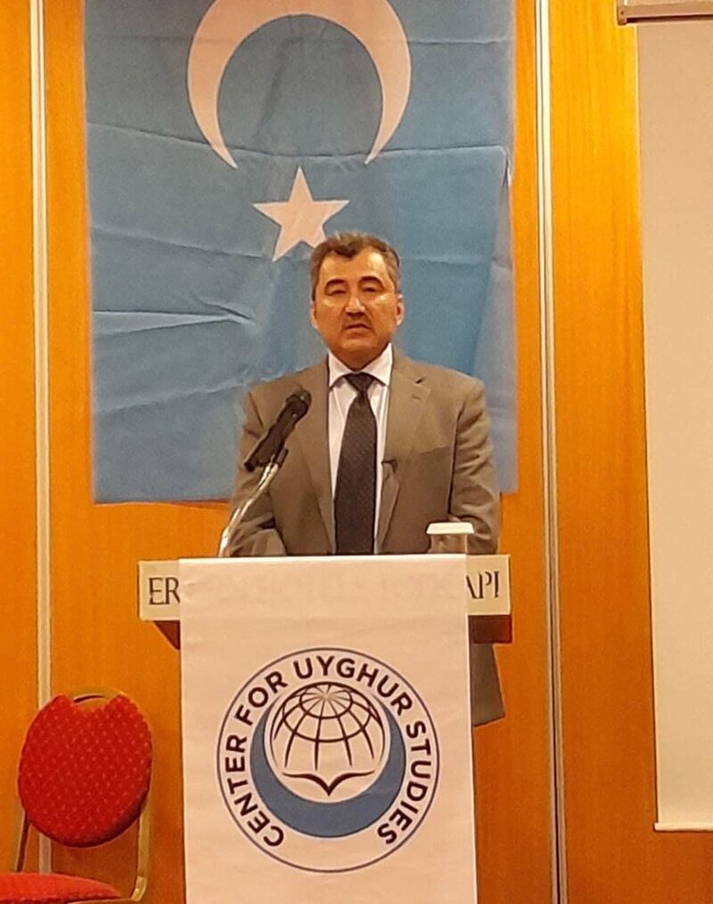 خوتەن ھۆكۈمىتى قۇرۇلغانلىقىڭ 90-يىلى مۇناسىۋىتى بىلەن ئىستانبۇلدا ئۆتكۈزۈلگەن خاتىرىلەش يىغىنىدا ئۇيغۇر تەتقىقات مەركىزىنىڭ مۇدىرى ئابدۇلھېكىم ئىدرىس ئەپەندى سۆزلىمەكتە. 2023-يىلى 11-مارت، تۈركىيە.