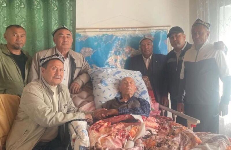 دۇنيا ئۇيغۇر قۇرۇلتىيىنىڭ قازاقىستاندىكى ۋەكىللىرى مىللىي ئارمىيە جەڭچىسى نۇرمۇھەممەت سادىقوفنى يوقلاپ كەلگەن كۆرۈنۈش. 2023-يىل، قازاقىستان.