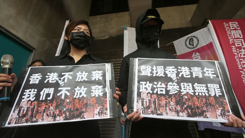 资料图片:2021 年 3 月 2 日,台湾抗议者高举标语声援香港民主活动人士。 (美联社)