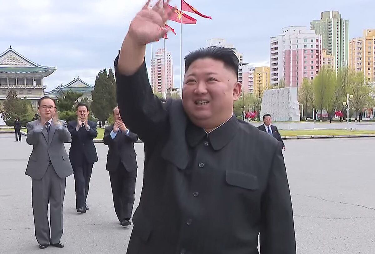 북한 김정은 국무위원장이 지난 13일 노동당 제6차 세포비서대회 참가자들과 기념사진을 촬영했다고 조선중앙TV가 14일 보도했다. 김 위원장이 세포비서대회 참가자들에게 손을 흔들고 있다.