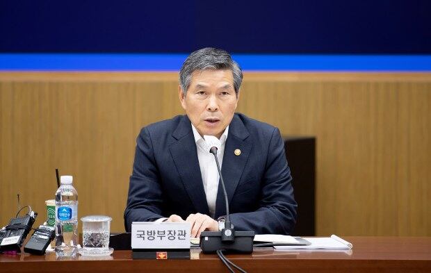 정경두 국방부 장관이 8일 서울 용산구 국방부 대회의실에서 열린 '제6회 국방산업발전협의회'에서 인사말을 하고 있다.