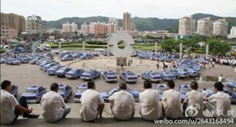 图片：出租汽车司机罢工，抗议牌照垄断，黑车盛行，以及公司收取的高额份子钱，使他们生计艰难。（中国茉莉花革命网站）