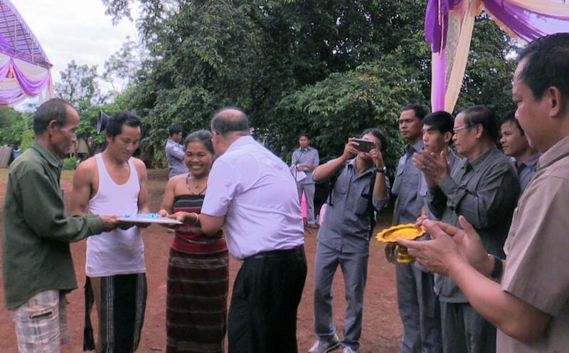 សហគមន៍​ជនជាតិ​ដើម​ភាគ​តិច​គ្រឹង ភូមិ​២ ឃុំ​ល្អក់ ស្រុក​អូរជុំ ខេត្ត​រតនគិរី ទទួល​វិញ្ញាបនបត្រ​ដី​ជា​កម្មសិទ្ធិ​សមូហភាព នៅ​ថ្ងៃ​ទី​១២ ខែ​តុលា ឆ្នាំ​២០១៦។