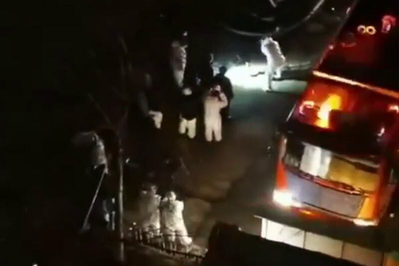ئىجتىمائىي تاراتقۇلاردا تارقالغان بىر سىندا، ئوت ئۆچۈرۈش ماشىنىسنىڭ ئولتۇراق رايوننىڭ دەرۋازىسى ئالدىدىكى توساق تۈپەيلى قوروغا كىرەلمىگەنلىكى، بولقا بىلەن توساقلارنى بۇزۇشقا تىرىشىۋاتقانلىغى كۆرۈنمەكتە.
