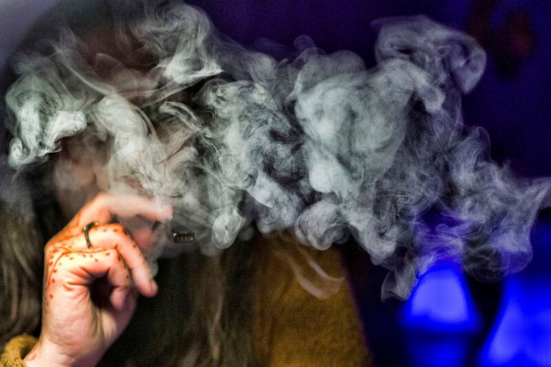 香烟的烟雾含有大量空气污染物,抽烟的新冠患者致死率大幅提高。(美联社)