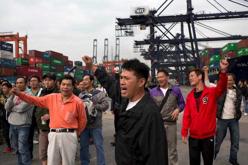 2013-03-29T120000Z_573090186_GM1E93T0VB001_RTRMADP_3_HONGKONG.JPG