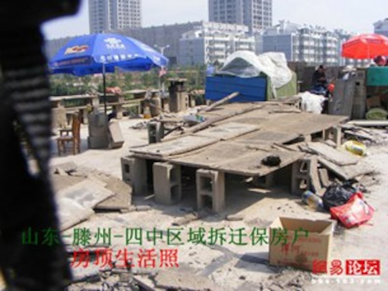 图片:山东滕州市的五位市民因为抗拒房屋拆迁,在房顶生活数月。(网易论坛)