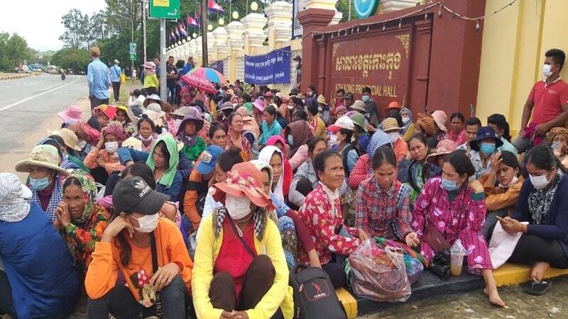 ពលរដ្ឋជាង ៣០០នាក់ ដែលមានវិវាទជាមួយឧកញ៉ាក្រុមហ៊ុនលោក ហេង អភិវឌ្ឍន៍ របស់លោក ហេង ហ៊ុយ និងក្រុមហ៊ុនស្ករអំពៅរបស់លោក លី យ៉ុងផាត់ នៅស្រុកស្រែអំបិល ស្រុកថ្មបាំង និងស្រុកបុទុមសាគរខេត្តកោះកុង ប្រមូលផ្ដុំគ្នានៅមុខសាលាខេត្ត នៅថ្ងៃទី១៩ ខែតុលា ឆ្នាំ២០២០ ស្នើសុំអាជ្ញាធរខេត្តពន្លឿនដំណោះស្រាយ។