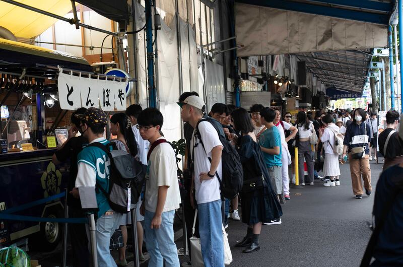 中國禁運海產的措施實行之後,在日本當地沒有造成太大影響,築地市場大街人頭湧湧。(張仕仁攝)