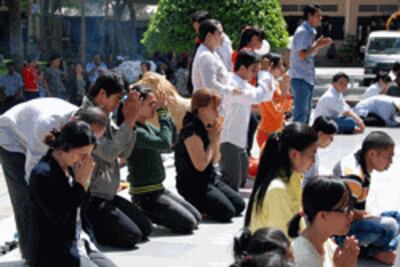 Phật tử đảnh lễ nơi sân chùa Hoằng Pháp- Website Hoang Phap Photo