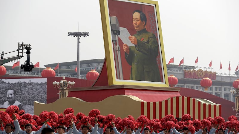 中共70周年国庆游行队列中的毛泽东巨型画像。（美联社）
