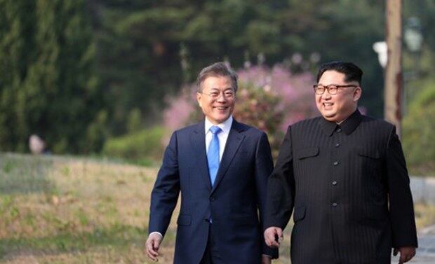 문재인 대통령과 김정은 북한 국무위원장이 27일 오후 판문점에서 산책하며 대화하고 있다.